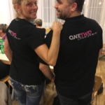 Andrea und Patrick mit den ONETWO Logo-Shirts